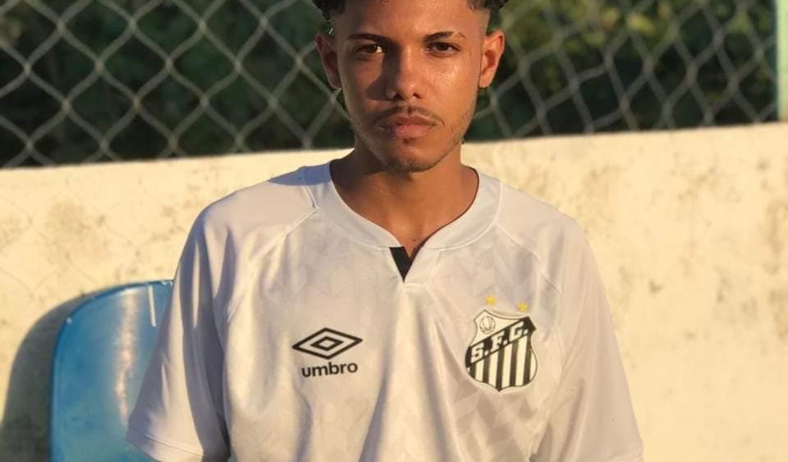 Jovem é assassinado enquanto bebia com amigos em vestiário de campo de futebol em Maragogi