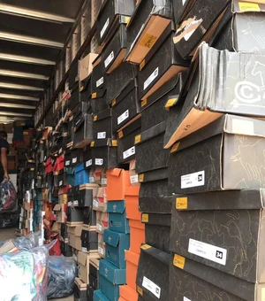 [Vídeo] Operação em Arapiraca apreende mais de 50 mil pares de calçados falsificados