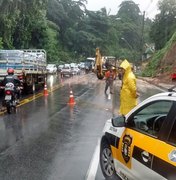 Vias são liberadas após fim de semana de chuvas intensas em Maceió