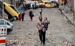 Homem e criança choram ao fugir de área de Mossul controlada pelo Estado Islâmico 