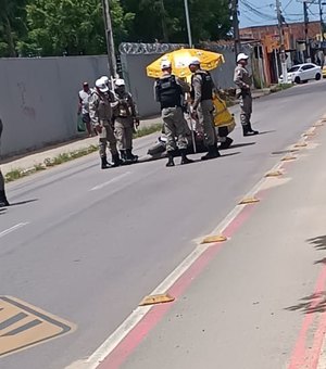 Motociclista tenta furar blitz e deixa policial militar ferido no Benedito Bentes