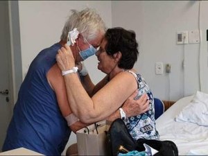 Recuperado da Covid-19, casal de idosos emociona agentes de saúde