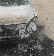 Carro furtado em Delmiro Gouveia é encontrado destruído por incêndio