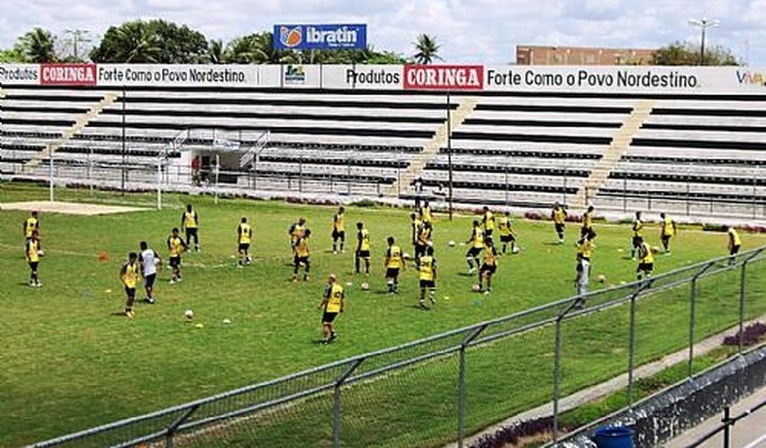 Beto Almeida relaciona 19 jogadores para o amistoso contra o Coruripe