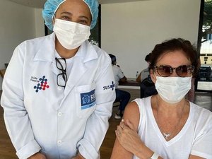 Lilia Cabral recebe 1ª dose da vacina contra covid-19: 'Viva o SUS'