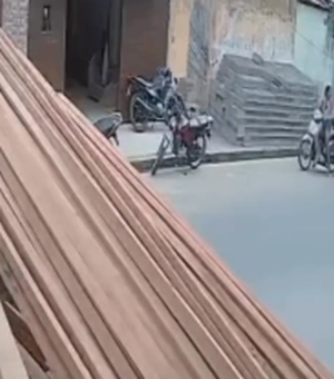 Trabalhador cai da carroceria de caminhão e é atingido por pedaço de madeira