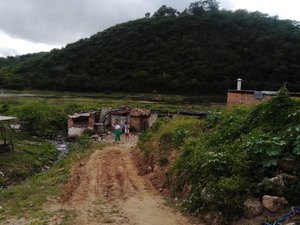 Com marcas de disparo de arma de fogo, jovem é encontrado morto em matagal no Sertão de Alagoas