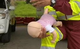 Pais salvam bebê engasgada após orientações repassadas por telefone: 'Ela voltou a respirar'