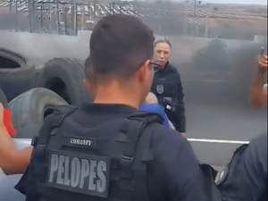 Protesto por falta de água bloqueia trecho da AL-220, em Jacaré dos Homens