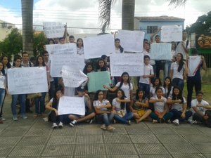 [Vídeo] Estudantes realizam protesto pelas ruas de Arapiraca