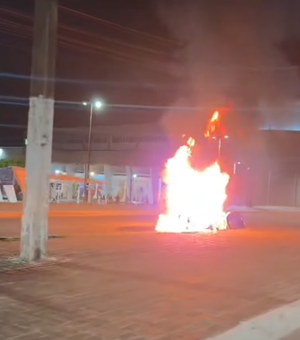 Moto pega fogo em frente a shopping no Benedito Bentes, em Maceió