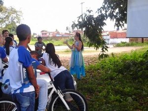 Professora da rede estadual ignora greve e ministra aula ao ar livre