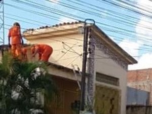 Idoso com problemas mentais sobe em telhado de residência e é resgatado por bombeiros