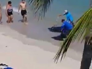 Mancha de óleo chega em praias da Barra de São Miguel, no litoral sul de Alagoas