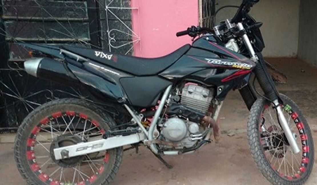 PM localiza desmanche de veículos e recupera motocicleta roubada em Maceió