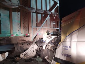 Ambulância de Cajueiro e carreta se chocam em acidente da BR-424 em Marechal Deodoro