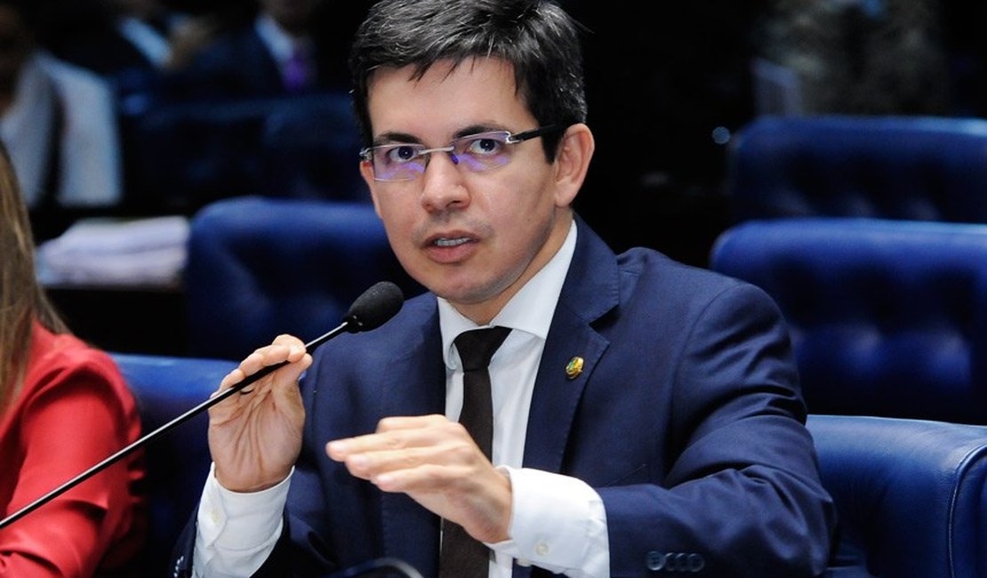 Randolfe questiona no STF legalidade da aprovação de projeto da terceirização