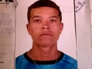 Três jovens ficam feridos após atentado a bala