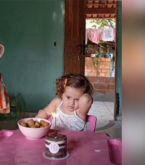 [Vídeo] Vela ‘explosiva’ assusta aniversariante de 2 anos e reação viraliza