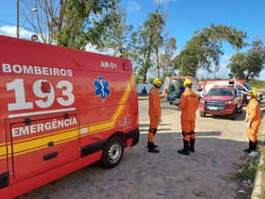 Casa pega fogo no Trapiche da Barra e idoso é socorrido após inalar fumaça