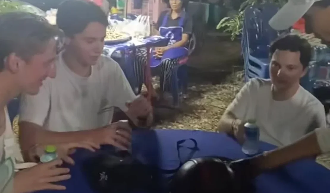 Turistas “invadem” funeral na Tailândia achando que era restaurante