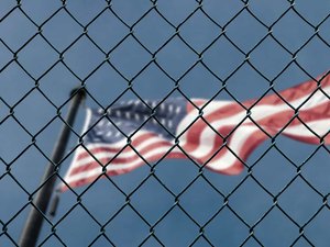 Brasileiros relatam 'inferno' de pegar Covid-19 nas prisões de imigrantes dos EUA