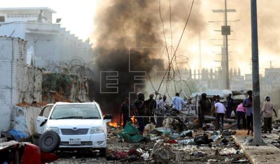 Explosão de três carros-bomba deixa 13 mortos na capital da Somália