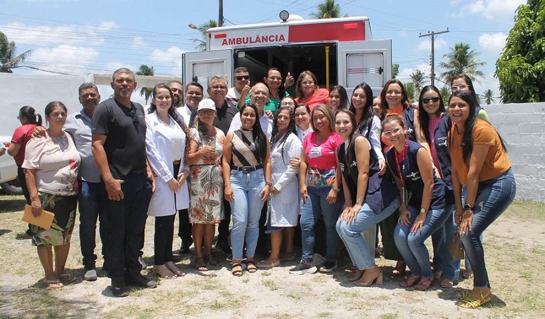 Prefeito Ronaldo Lopes entrega ambulância no povoado Palmeira Alta