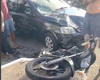 Jovem fica ferido em colisão envolvendo dois carros e uma moto em Maceió