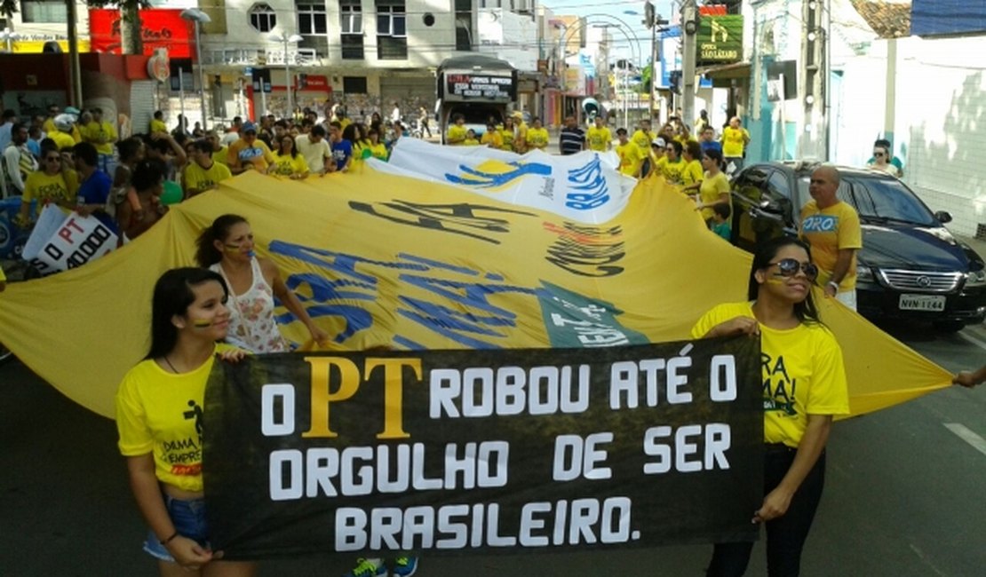 Centenas de pessoas fazem ato contra a corrupção em Alagoas