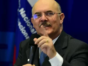 Ministro da Educação pede volta às aulas presenciais: 'Necessidade urgente'