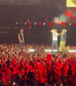 Ídolo do Chelsea, Terry vira lata de cerveja com cantor durante show
