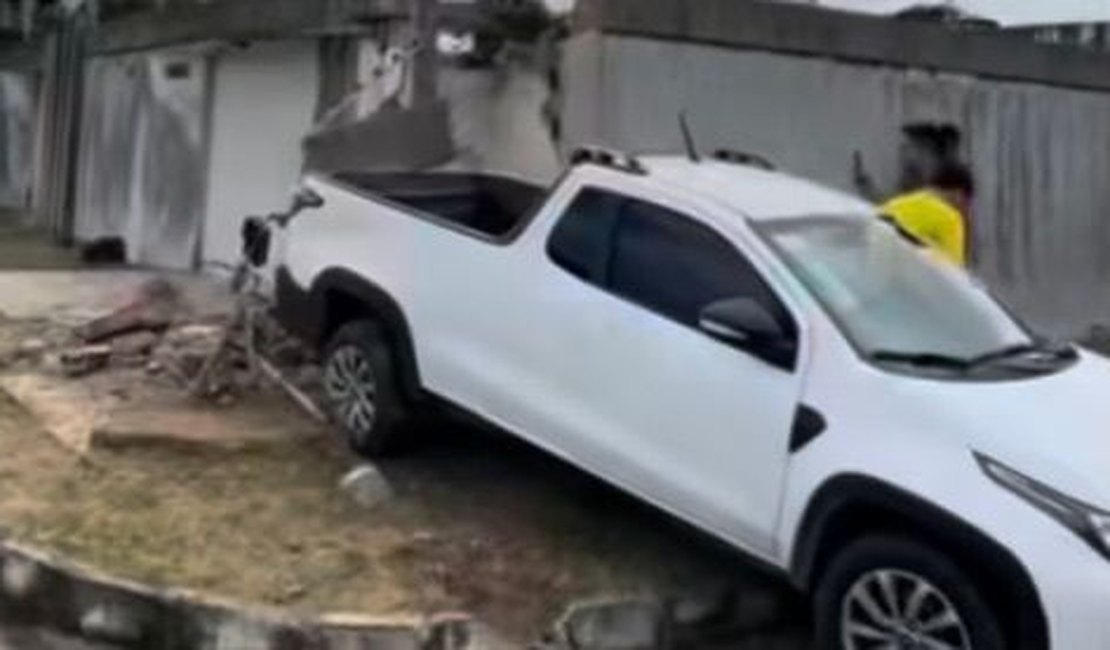 Colisão entre veículos termina com carro atingindo muro de residência em Arapiraca
