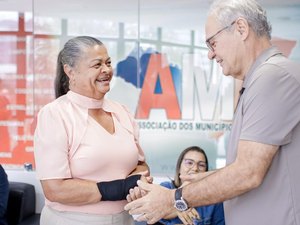 Tia Júlia participa de reuniões na AMA e recebe apoio do senador Renan Calheiros para Palmeira