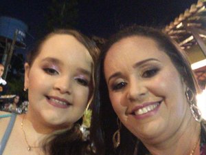 Professora faz rifa para custear tratamento de tumor raro no cérebro da filha