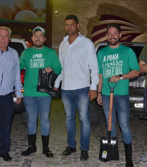 Governo de Alagoas entrega EPI?s para limpeza de óleo em Maragogi
