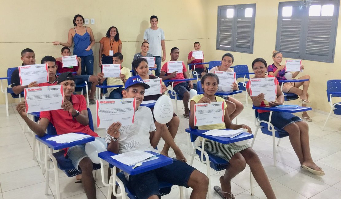 Jovens de Maragogi participam de curso sobre mercado de trabalho