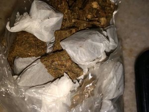Polícia encontra maconha enterrada em quintal de residência e prende moradora