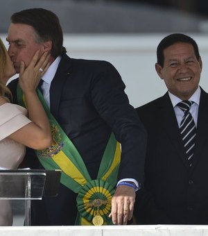 Michelle Bolsonaro quebra protocolo, discursa em libras e beija o presidente
