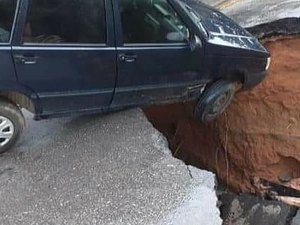 Veículo fica pendurado em cratera da AL 101, no município de Messias