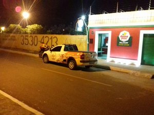 Empresário tem objetos roubados em frente a pizzaria