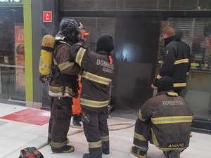 Incêndio atinge salão de beleza dentro de supermercado na Serraria