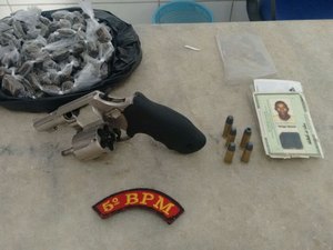 Jovem é preso com mais de 150 bombinhas de maconha e revólver especial