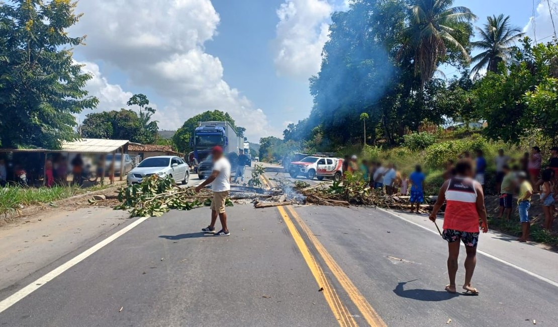 Tribo Wassu Cocal bloqueia BR-101 em protesto contra prisão de indígena