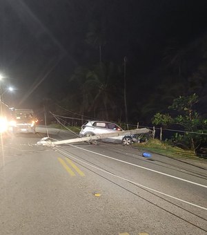 Carro colide contra poste e deixa via parcialmente interditada em Riacho Doce
