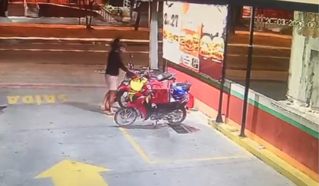 [Vídeo] Entregador é furtado enquanto aguardava pedido na Av. Fernandes Lima