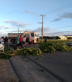 [Vídeo] Caminhoneiros começam a fechar principal entrada de Penedo