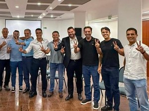 A cinco dias do fim do prazo legal, JHC se reúne com vereadores e mantém suspense