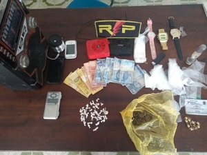 Dois jovens são presos suspeitos de tráfico de drogas 