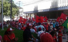 Sem-terra ocupam prédio da Sefaz, em Maceió